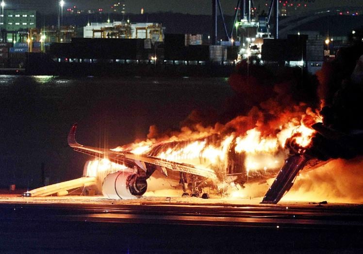 El Airbus 350 de Japan Airlines siniestrado ayer en Tokio.